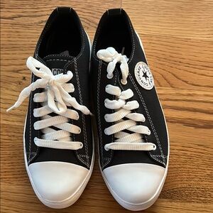 Looks like - Converse Classic Black and White Low-Tops